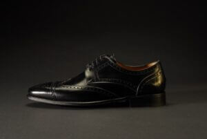 Czarne skórzane buty marki Ambiorix uszyte na miarę
