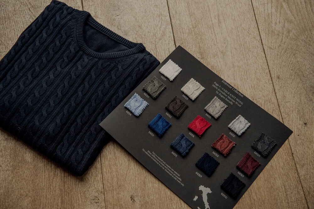 Sweter Borelio z próbnikami materiałów do ubrania szytego na miarę
